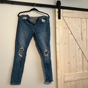 Levi Busted Knee Skinny Jeans